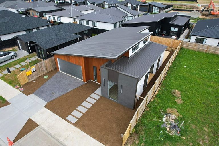 Photo of property in 27 Cara Avenue, Kumeu, 0810