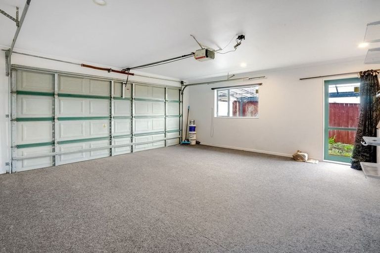 Photo of property in 17 Glenveagh Park Drive, Weymouth, Auckland, 2103