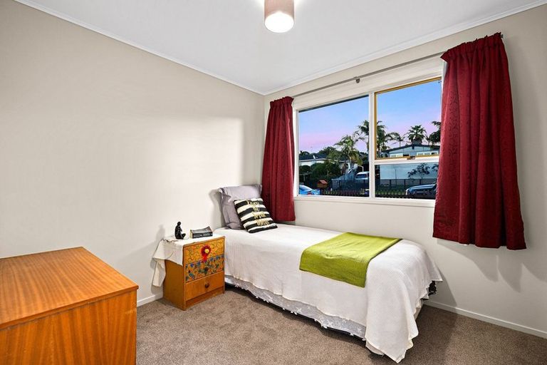 Photo of property in 31 Pipitea Place, Massey, Auckland, 0614