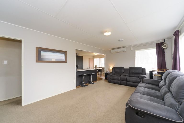 Photo of property in 1 Escort Grove, Awapuni, Palmerston North, 4412