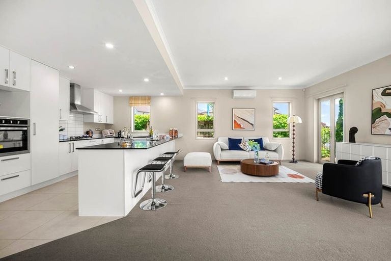 Photo of property in 9 Horizon View Road, Oteha, Auckland, 0632