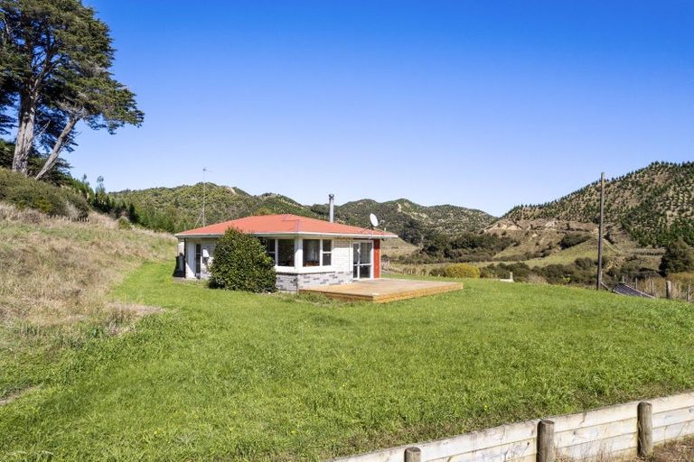 Photo of property in 2560 Rawhitiroa Road, Matemateaonga, Eltham, 4399