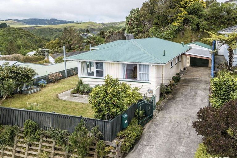 Photo of property in 5 Catherine Crescent, Paparangi, Wellington, 6037