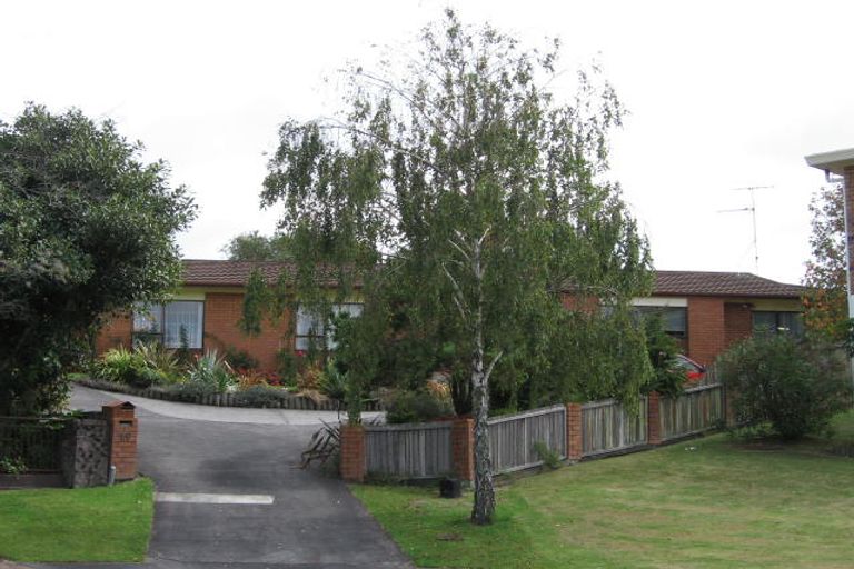 Photo of property in 19 Darlington Place, Glendene, Auckland, 0602