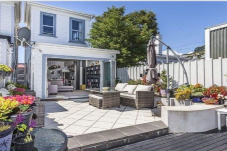 Photo of property in 4 Caroline Street, Mount Victoria, Wellington, 6011