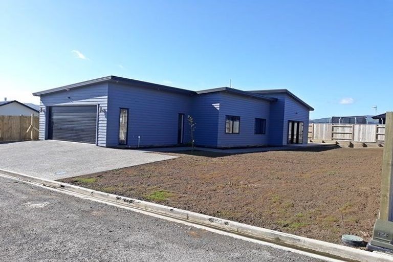 Photo of property in 128 Johnstone Drive, Fitzherbert, Palmerston North, 4410