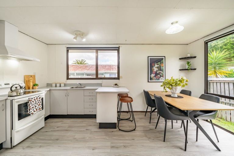 Photo of property in 33 Hartford Crescent, Totara Park, Upper Hutt, 5018