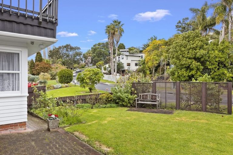 Photo of property in 30 Deuxberry Avenue, Northcote, Auckland, 0627