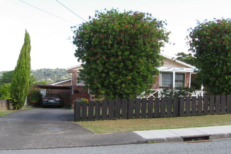 Photo of property in 12 Tauhara Street, Green Bay, Auckland, 0604