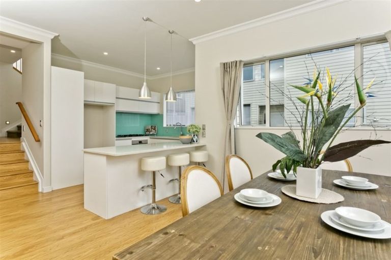 Photo of property in 519 East Coast Road, Murrays Bay, Auckland, 0630