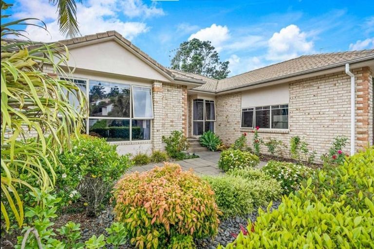 Photo of property in 8 Landvale Court, Browns Bay, Auckland, 0630
