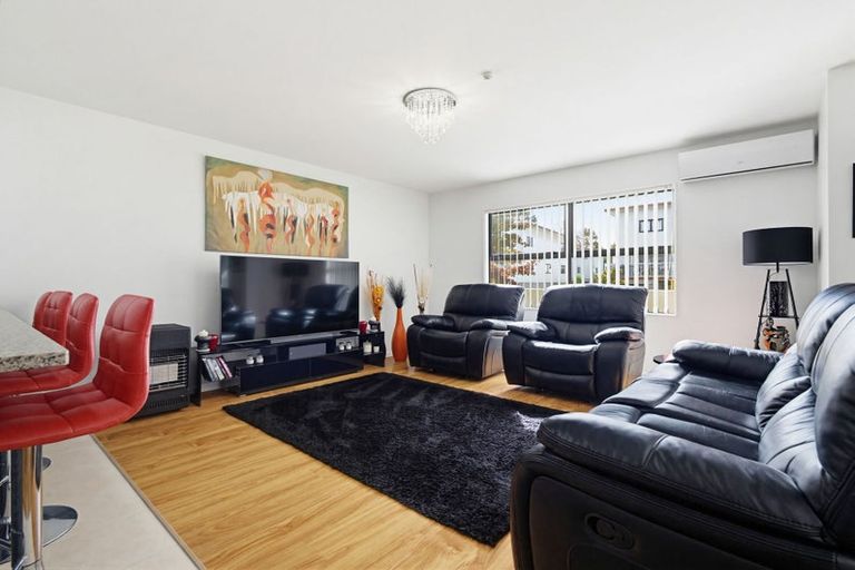 Photo of property in 2/124 Stancombe Road, Flat Bush, Auckland, 2016