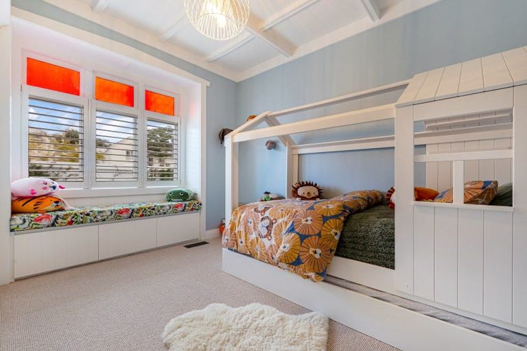 Photo of property in 18 William Bond Street, Stanley Point, Auckland, 0624