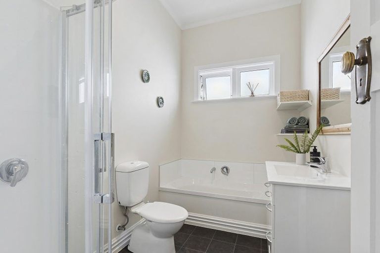 Photo of property in 33 Edinburgh Terrace, Berhampore, Wellington, 6023