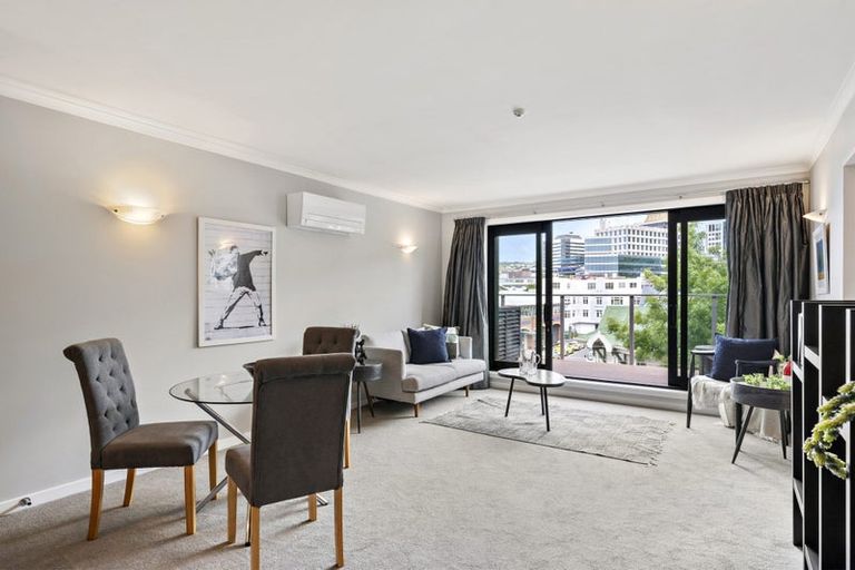 Photo of property in Endeavour Apartments, 21/125 Thorndon Quay, Pipitea, Wellington, 6011