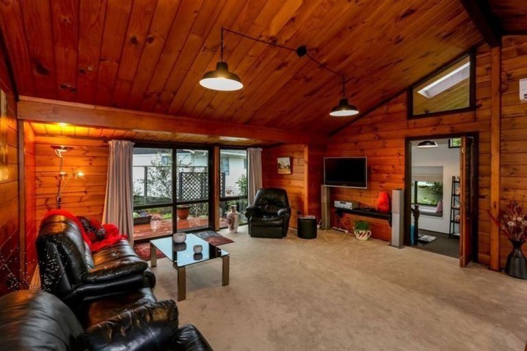 Photo of property in 15 Hickford Place, Okato, 4335