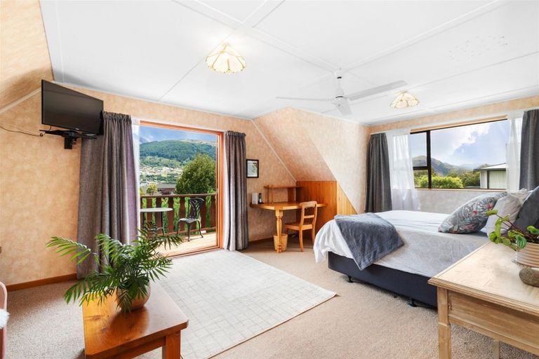 Photo of property in 6 Sequoia Place, Kelvin Heights, Queenstown, 9300