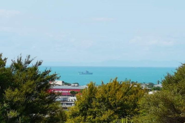 Photo of property in 125 Wade River Road, Stanmore Bay, Whangaparaoa, 0932