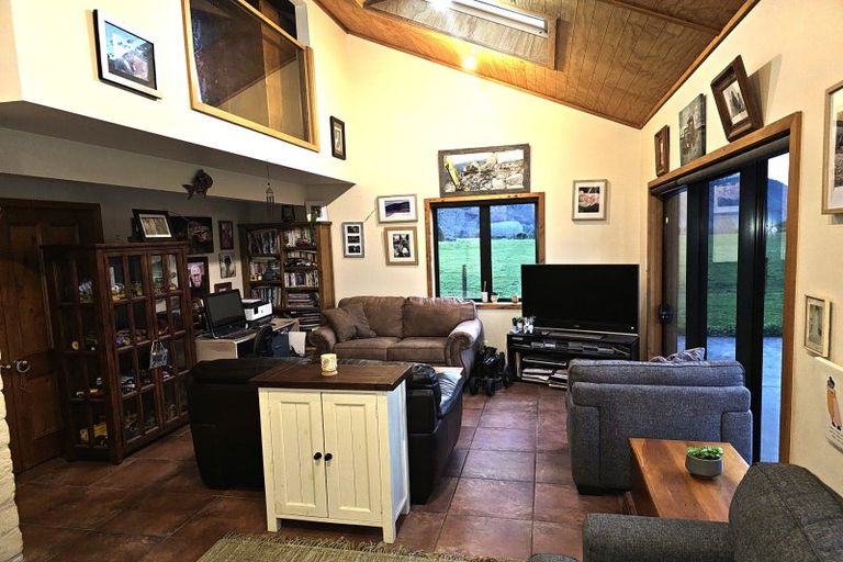 Photo of property in 72 Hotham Street, Murchison, 7007