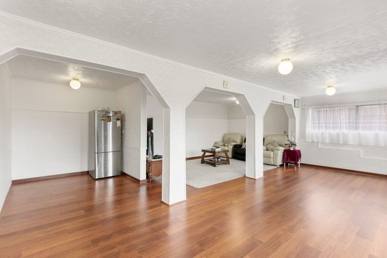 Photo of property in 11 Melia Grove, Goodwood Heights, Auckland, 2105