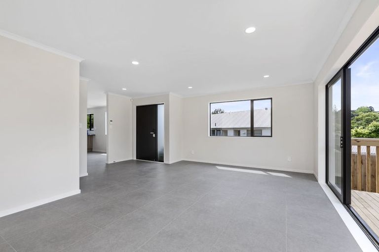 Photo of property in 10a Neilon Place, Northcross, Auckland, 0632