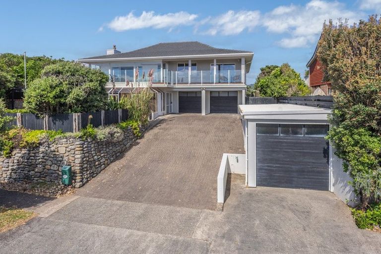 Photo of property in 8 Ara Kuaka, Waikanae Beach, Waikanae, 5036