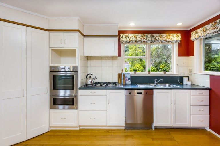 Photo of property in 1 Deller Grove, Silverstream, Upper Hutt, 5019