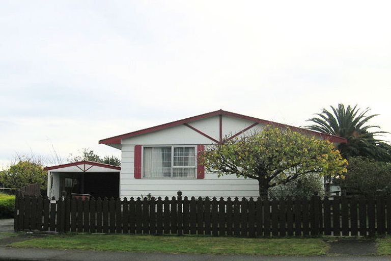 Photo of property in 3 Makarini Street, Paraparaumu, 5032