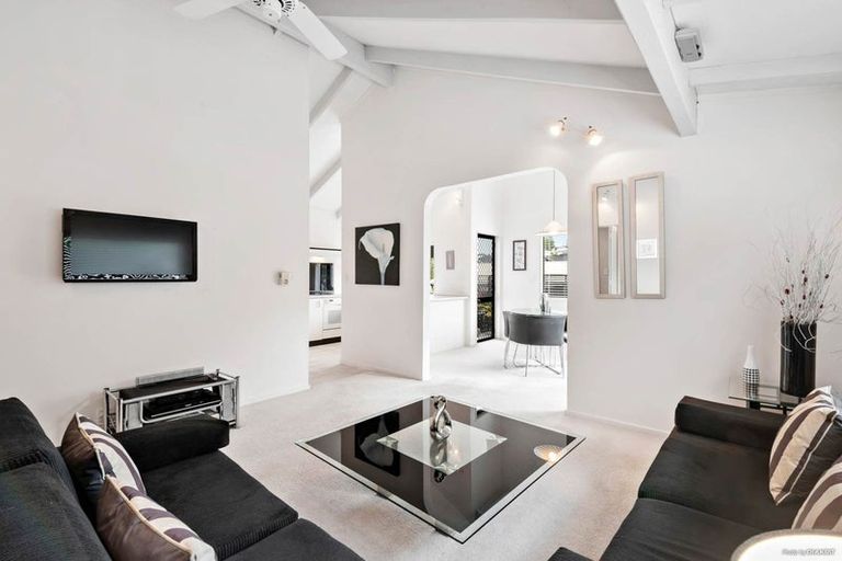 Photo of property in 2/17 Pax Avenue, Forrest Hill, Auckland, 0620