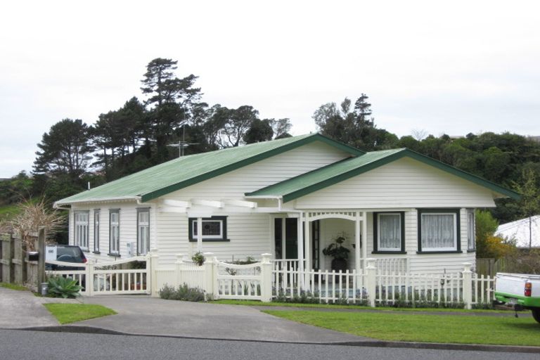 Photo of property in 86 Riversdale Drive, Merrilands, New Plymouth, 4312