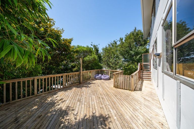 Photo of property in 15a Kereru Bend, Tawa, Wellington, 5028