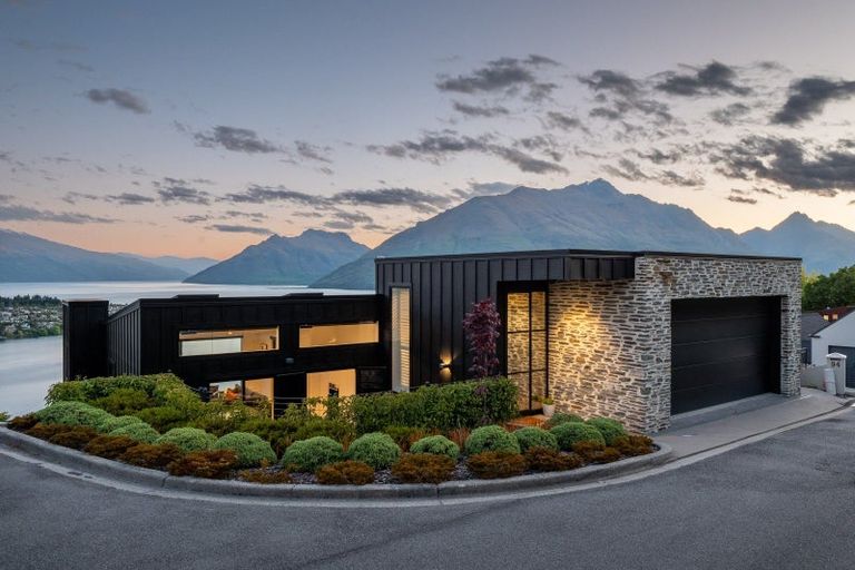 Photo of property in 92 Hensman Road, Queenstown, 9300