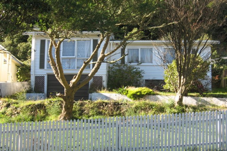 Photo of property in 33 Black Rock Road, Newlands, Wellington, 6037