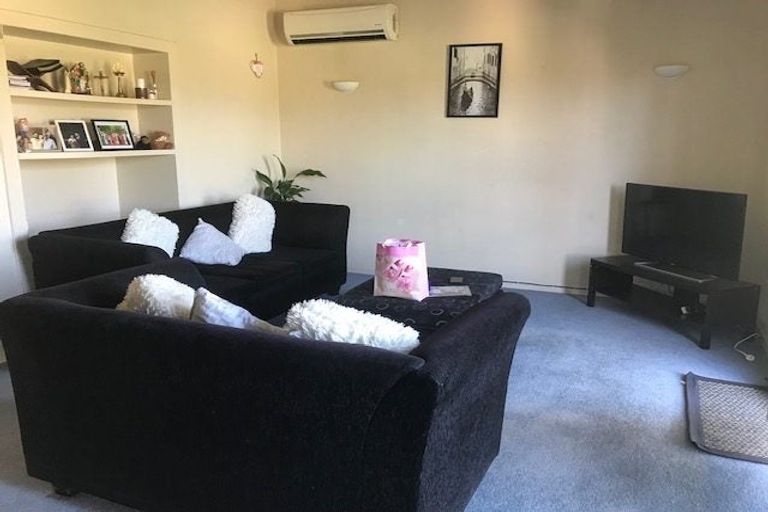 Photo of property in 1/23 Woodcote Drive, Glenfield, Auckland, 0629