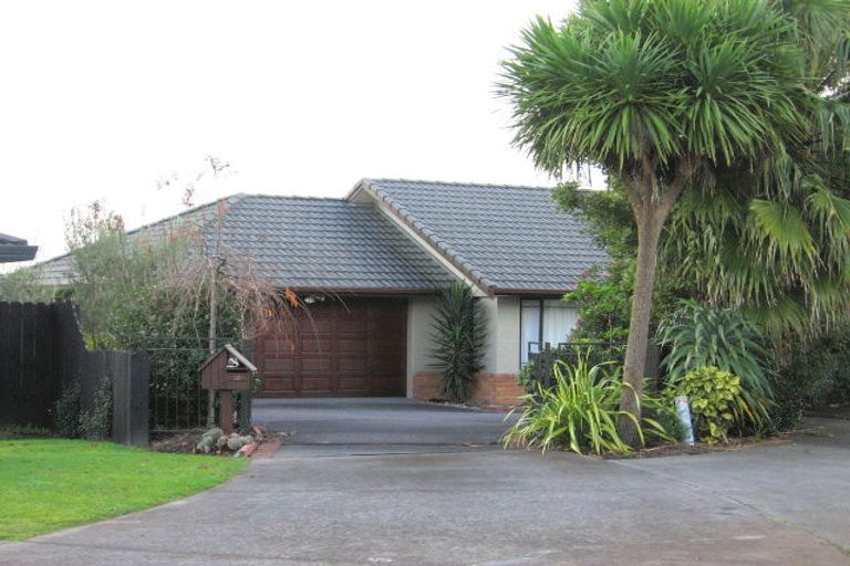 Photo of property in 18 Millisle Place, East Tamaki Heights, Auckland, 2016