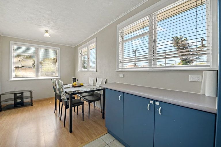 Photo of property in 82 Kelman Road, Kelston, Auckland, 0602