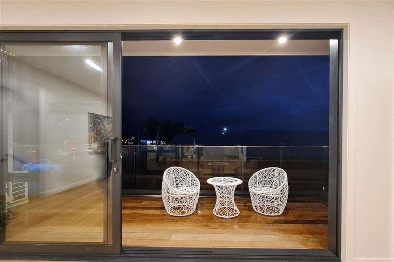 Photo of property in 952c East Coast Road, Northcross, Auckland, 0632