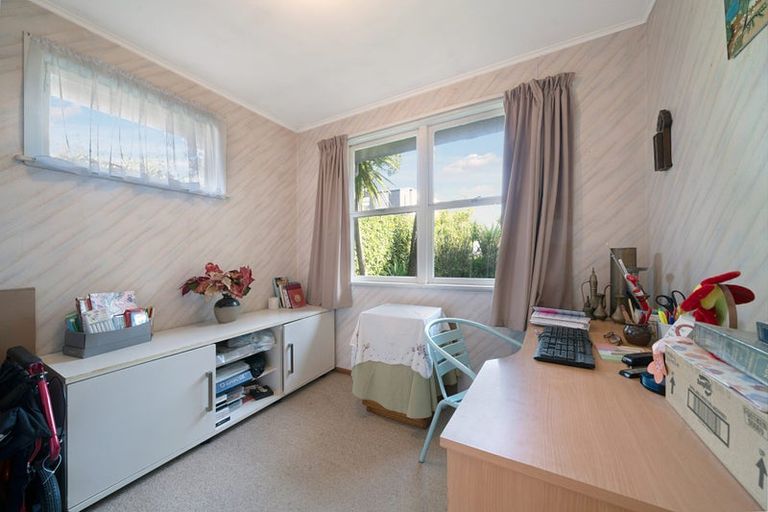 Photo of property in 23 Buscomb Avenue, Henderson, Auckland, 0610