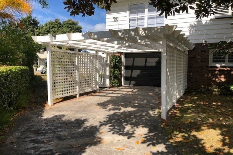 Photo of property in 82 Exmouth Road, Northcote, Auckland, 0627
