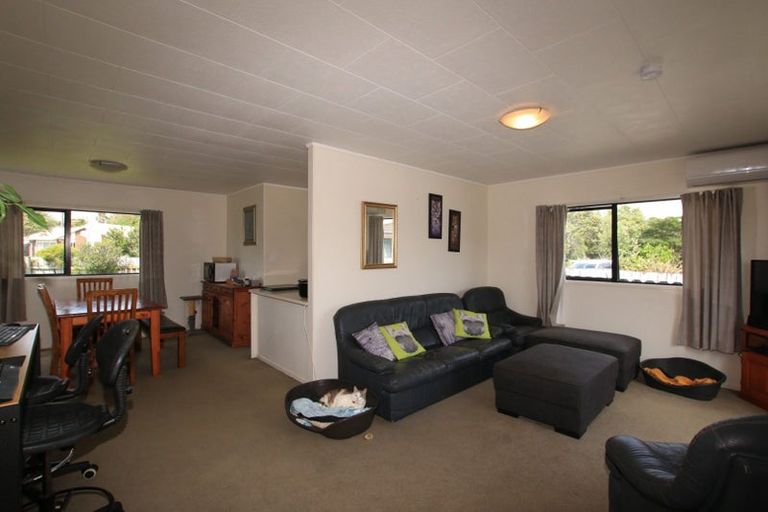 Photo of property in 1/7 Barbados Drive, Unsworth Heights, Auckland, 0632