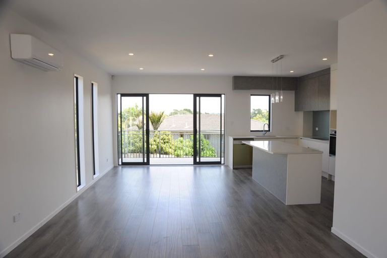 Photo of property in 7/11 Oteha Valley Road, Northcross, Auckland, 0632