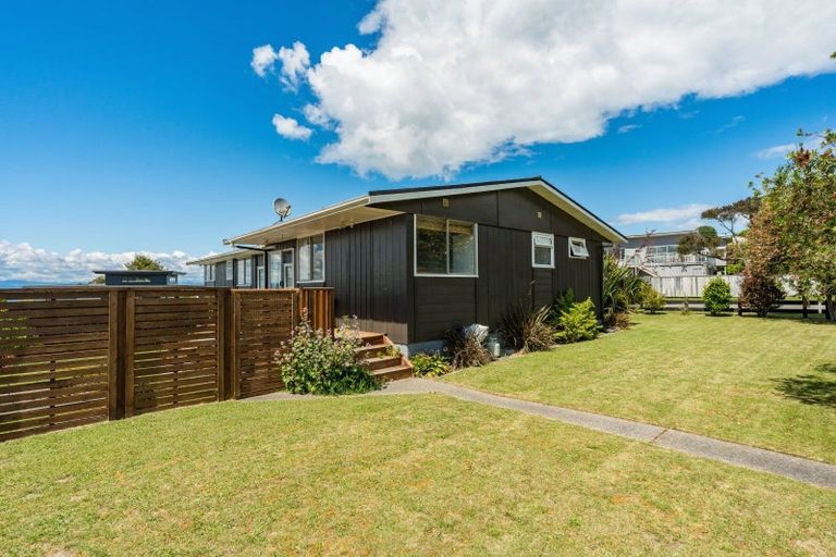 Photo of property in 11 Besley Place, Acacia Bay, Taupo, 3330