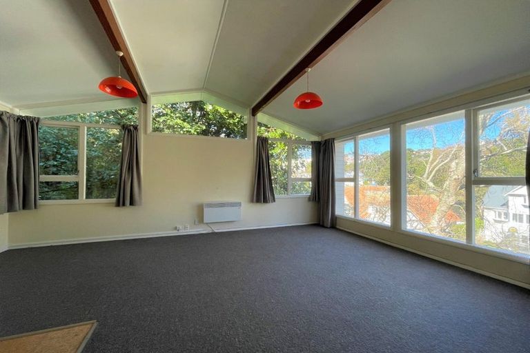 Photo of property in 32 Ngaio Road, Kelburn, Wellington, 6012