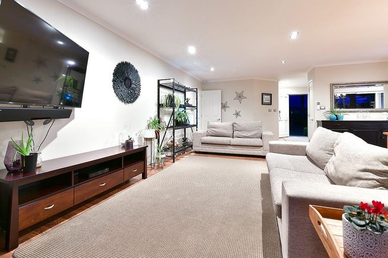 Photo of property in 6 Raabia Close, Parakai, 0830