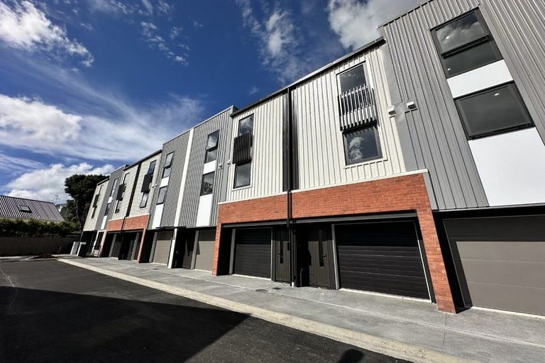 Photo of property in 19 Lyons Avenue, Murrays Bay, Auckland, 0630