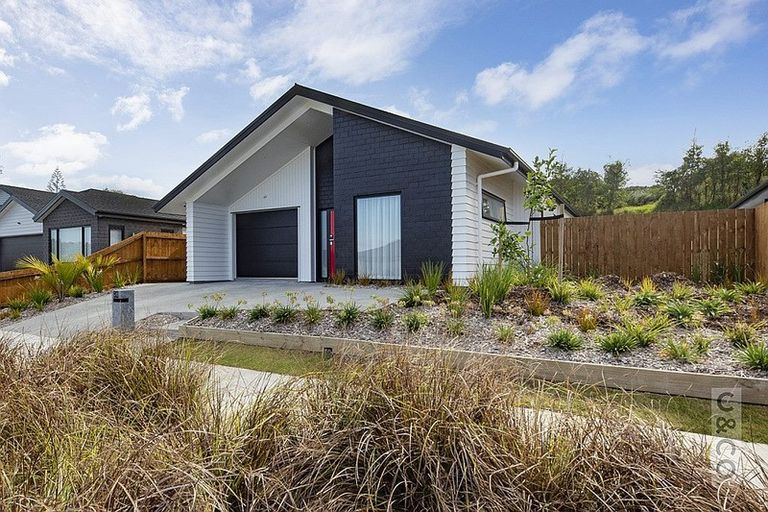 Photo of property in 83 Vinistra Road, Kumeu, 0810