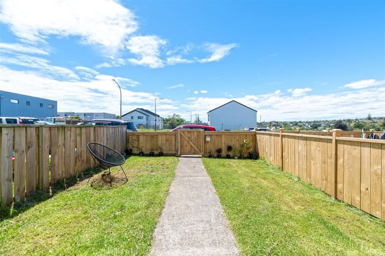 Photo of property in 9/3 Hulme Place, Henderson, Auckland, 0612