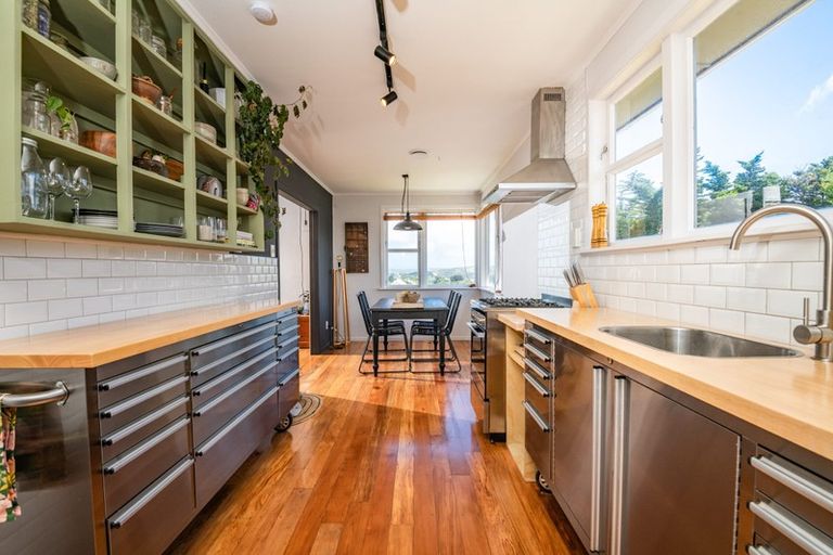 Photo of property in 34 Brooker Grove, Newlands, Wellington, 6037