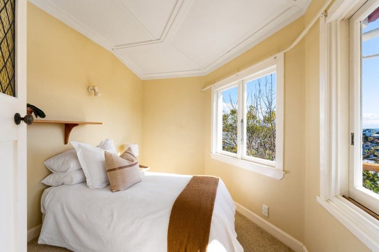 Photo of property in 2 Roslyn Road, Bluff Hill, Napier, 4110