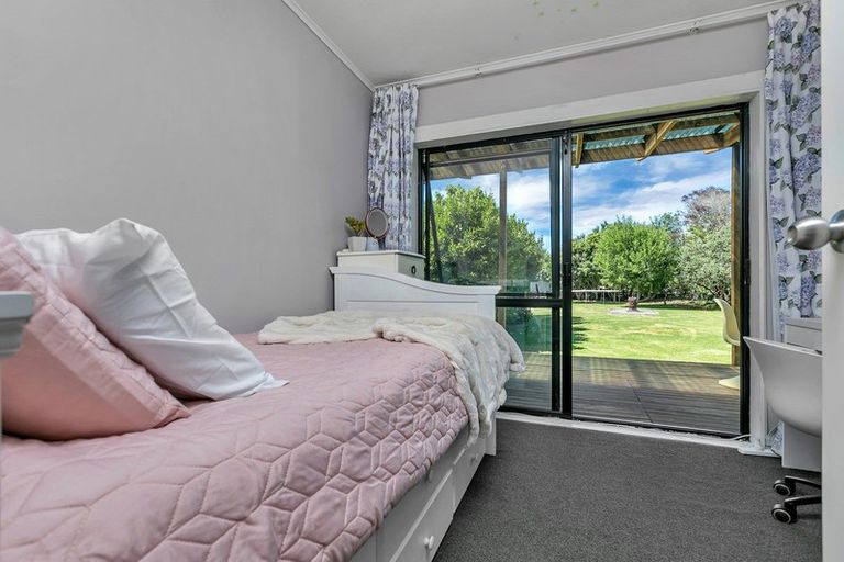 Photo of property in 19 Taupaki Road, Taupaki, Henderson, 0782